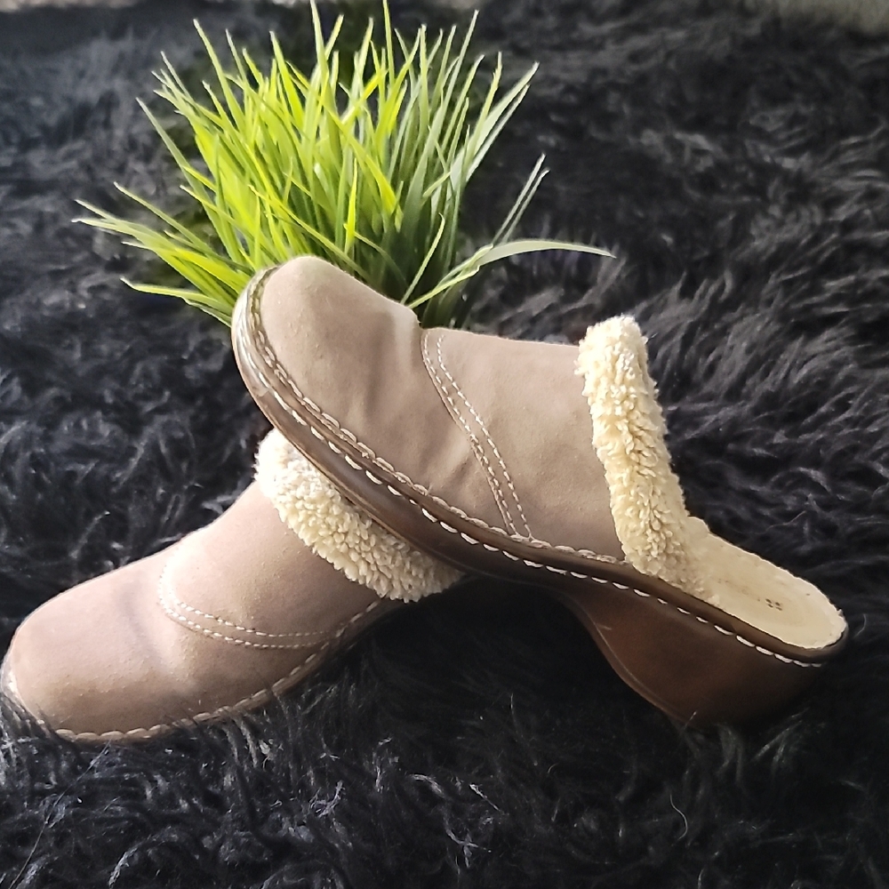 🫏 Naturalizer Tan Fleece-Lined Mules Size 8